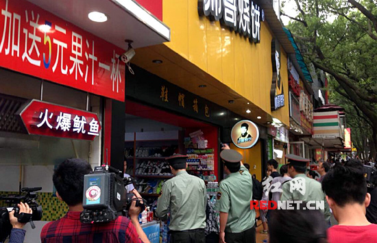 在登高路，城管执法人员对店外经营现象进行了清理。