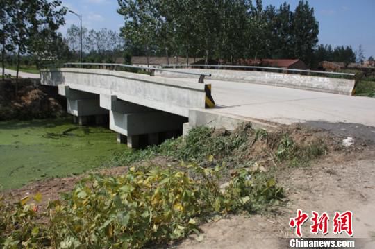 江苏射阳一轿车深夜栽入河中 车内7人全部遇难