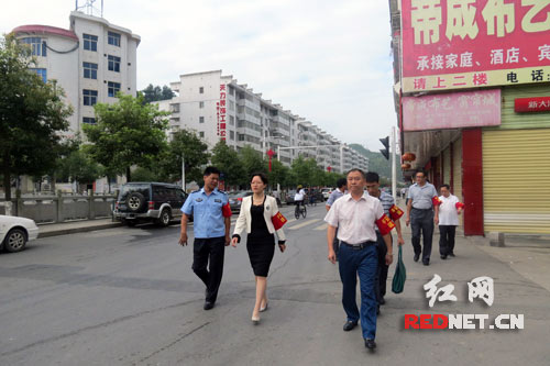 汝城县委书记方南玲（中）参加平安建设“红袖章”徒步巡逻活动
