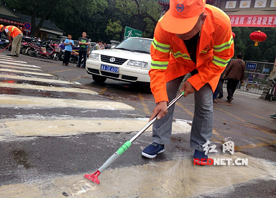 环卫工最怕到十字路口去清扫烟头槟榔渣口香糖，费时费力还冒生命危险。