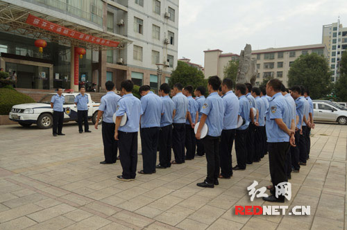 嘉禾交警大队快速集结30余名警力，启动塘村镇道路交通违法行为专项整治行动。