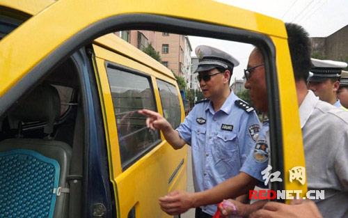 一辆喷涂黄色油漆的微型面包车在车窗内多处违规加装栏杆，因涉嫌非法改装被执法人员暂扣。