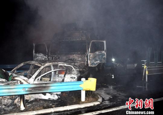 杭瑞高速铜仁段三车追尾 造成3死3伤(图)