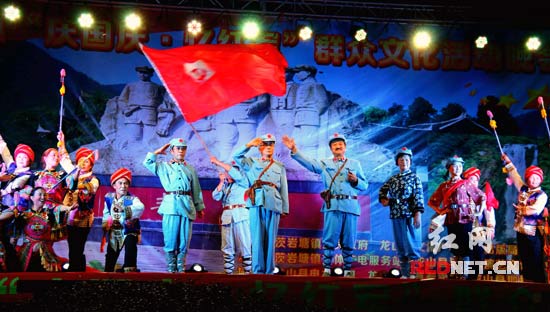龙山县老年大学表演的《颂红军赞贺龙》 摄影:彭梁心