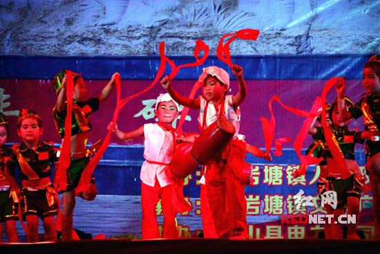 小演员们的精彩演出赢得阵阵掌声 摄影:彭梁心