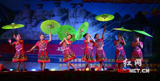 土家文化色彩浓郁的女子群舞《直尕思得》 摄影:彭梁心