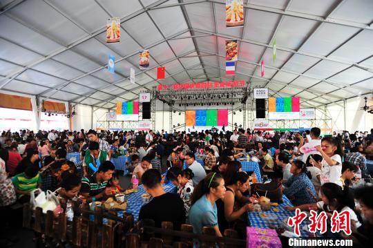 成都美食节国庆迎首个井喷日主会场人数突破6万