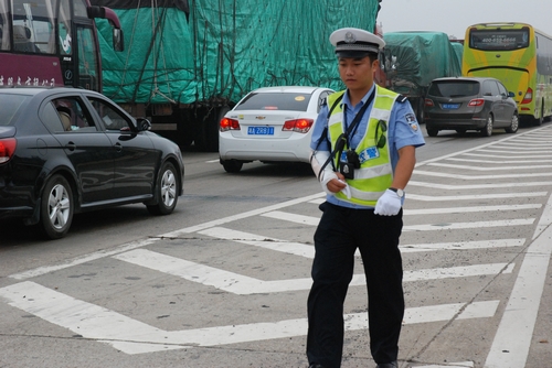 (民警龚文韬缠着绷带正在执勤.图/通讯员 杨慧芳)