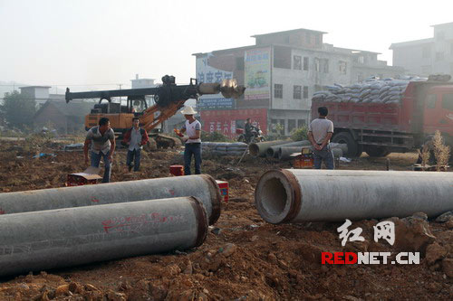 工人在棚户改造小区大门工地施工