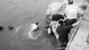 两男孩徐州景区内坠湖 好心游客跳水接力救人