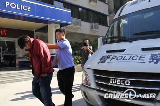 目前，两名照相的工作人员已被公安机关行政拘留。