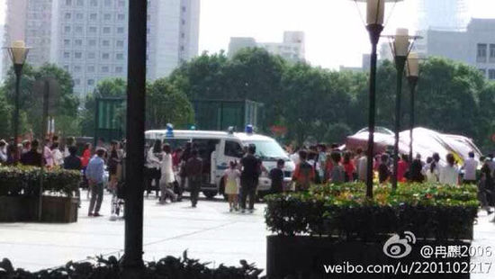 网曝杨浦宝地广场充气城堡翻倒 13名儿童送医