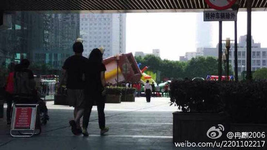 网曝杨浦宝地广场充气城堡翻倒 13名儿童送医