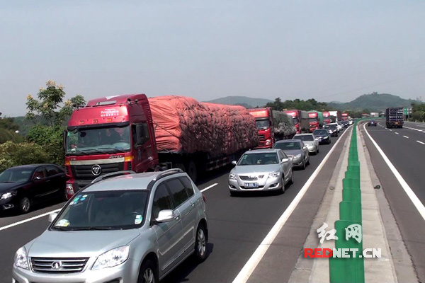 耒宜高速迎来南下返程高峰