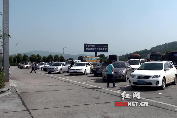 宜章服务区内停满了小车