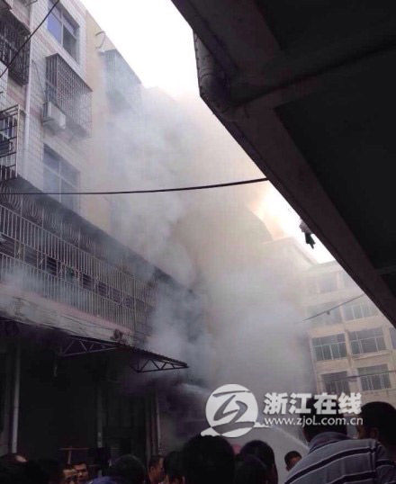 快讯：温州龙港华电商贸城起火 六岁男孩遇难