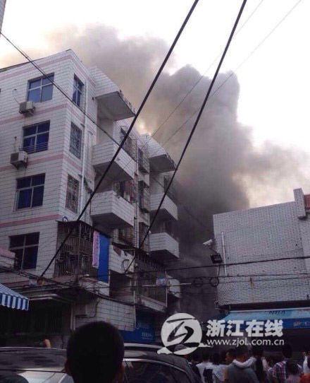 温州龙港华电商贸城起火 六岁男孩遇难