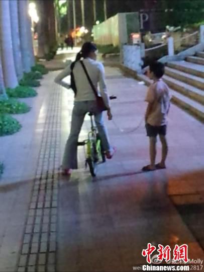 珠海女子铁链拖儿子引发关注警方对事主批评教育