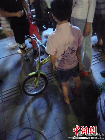 珠海女子铁链拖儿子引发关注 警方对事主批评教育