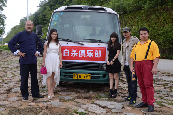 图为秦川，胡珍珍，徐黄丽，天文，陈敬纯等剧照