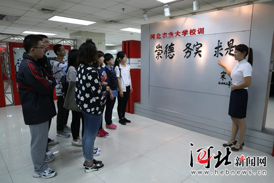9月12日，河北农业大学学生在接受校训教育