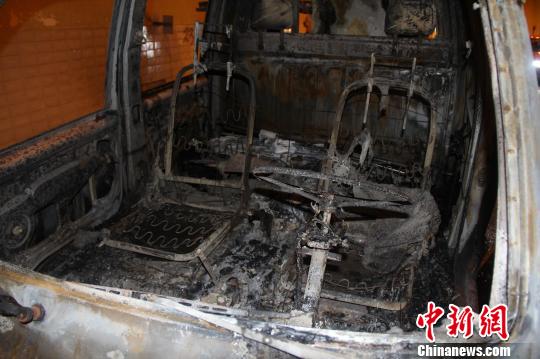 被烧毁的整车嫁妆。 胡清立摄