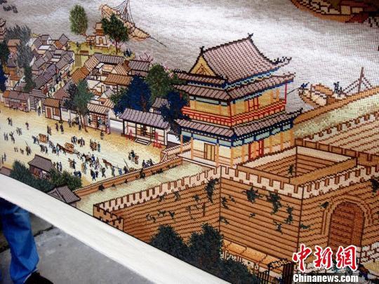 洛阳男子5年用18种色线手工绣制清明上河图全图