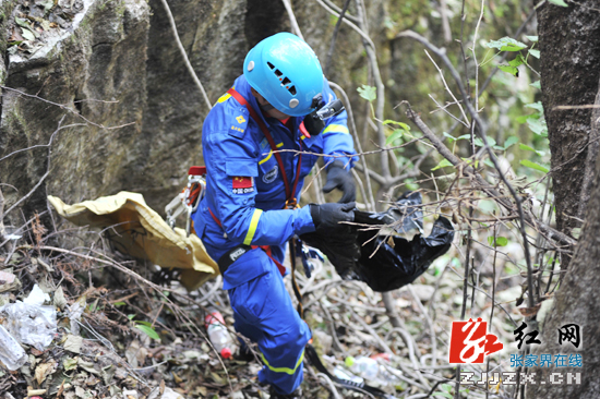 天门山“最美蓝衣蜘蛛侠”用生命保障翼装飞行后勤工作（组图）