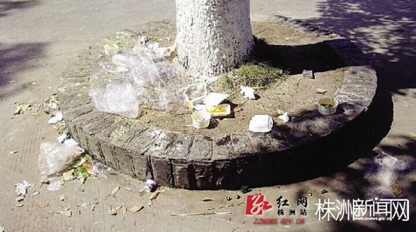 10月7日下午，神农公园一棵树下垃圾遍地（胡文洁 摄）