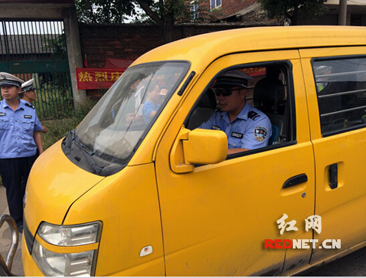 民警驾驶扣除非法改装校车