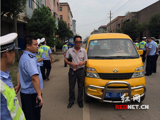 驾驶员与其非法改装的校车