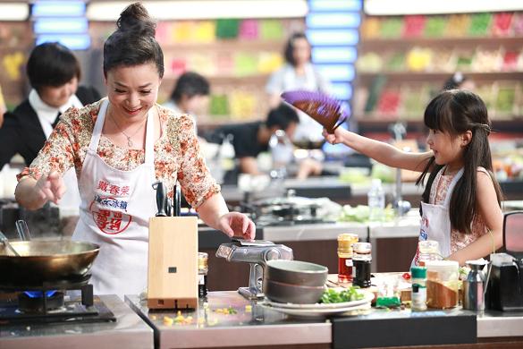 “星厨小当家”萌翻众星厨 瞿颖失控认“子”