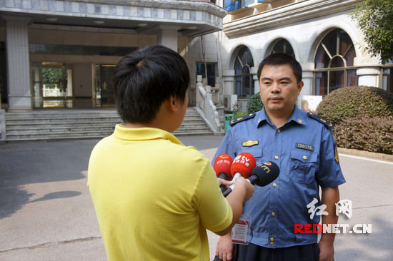 执法人员向媒体介绍事发经过