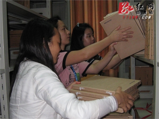 红旗农场档案搬“新家”