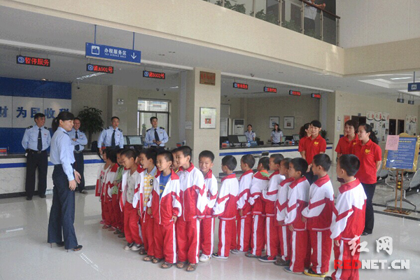 “小客人”参加郴州开发区国税局办税服务大厅。