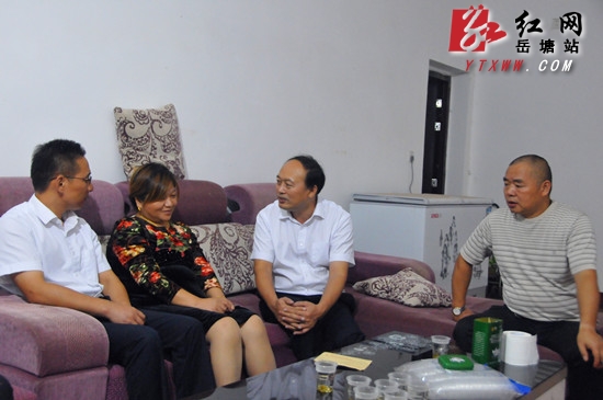 孙银生看望慰问因病辞世的村支书唐建学家属