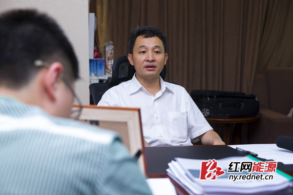 国家电网川藏联网工程项目指挥部总指挥助理易建山接受红网记者采访，对湖南电力给予了较高的评价。喻军 摄