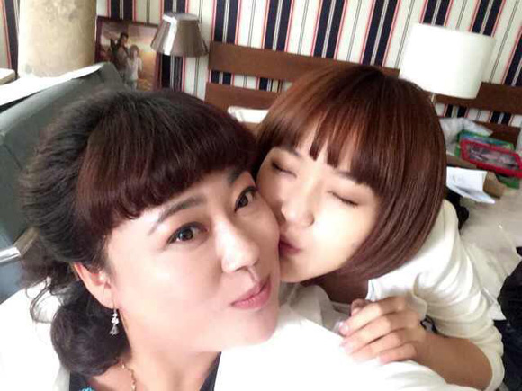 张佳宁李菁菁《功夫婆媳》亲密合影