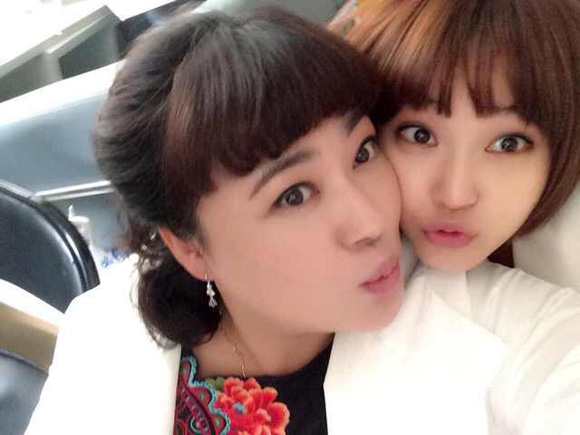 张佳宁李菁菁《功夫婆媳》亲密合影