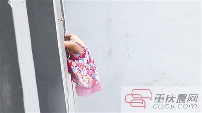 头卡15楼防护窗身悬半空,好险 消防官兵索降救下5岁女童