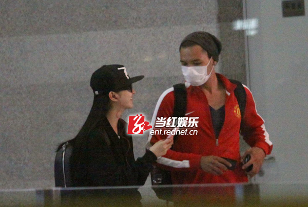 景甜获外籍男贴身陪同
