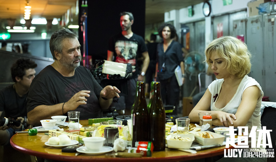 导演吕克贝松和斯嘉丽讲戏,桌上堆满了台北小吃和麻将。