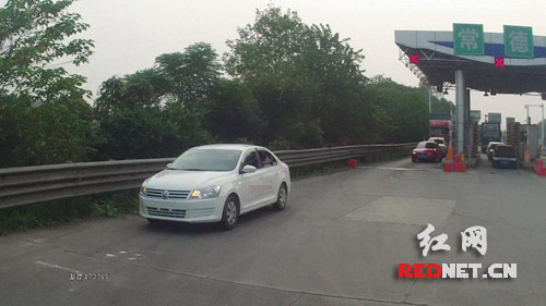 驾校教练车上高速 无号牌还超员被罚