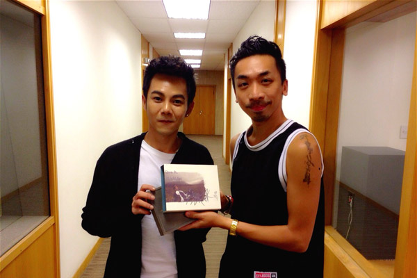 邓养天与香港电台主持人合影