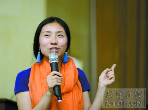 １０月１０日晚，余莹在湖南工程学院讲叙自己在国外的旅行经历。 （记者 陈旭东 摄）