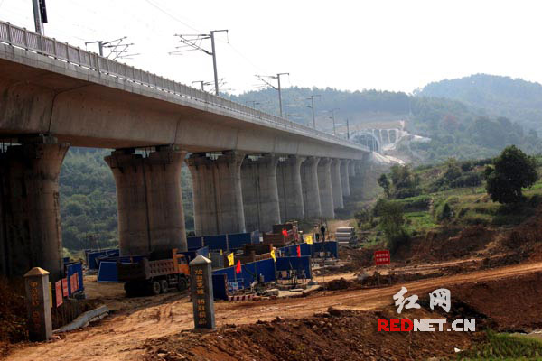10月14日，湖南省益娄高速公路第14合同段先锋高架桥工人在斜穿沪昆高铁大桥下抓紧施工。