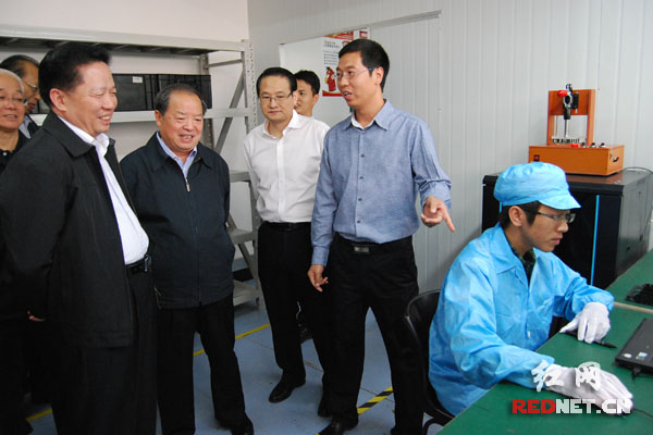 长沙硕博电子科技有限公司负责人向调研组成员介绍核心科技产品研发情况。