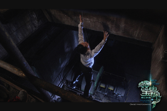 演员悬吊5米高空