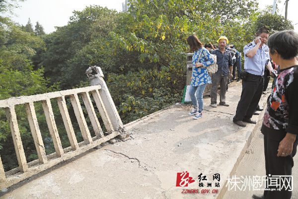 昨日，在枫溪港桥发生一起车祸，一辆小车掉进枫溪港，造成一人死亡。图为被撞断的栏杆