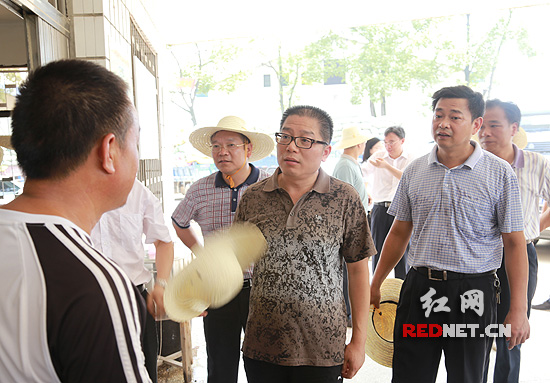 湖南省粮食局开展人性化服务 解决农民卖粮实